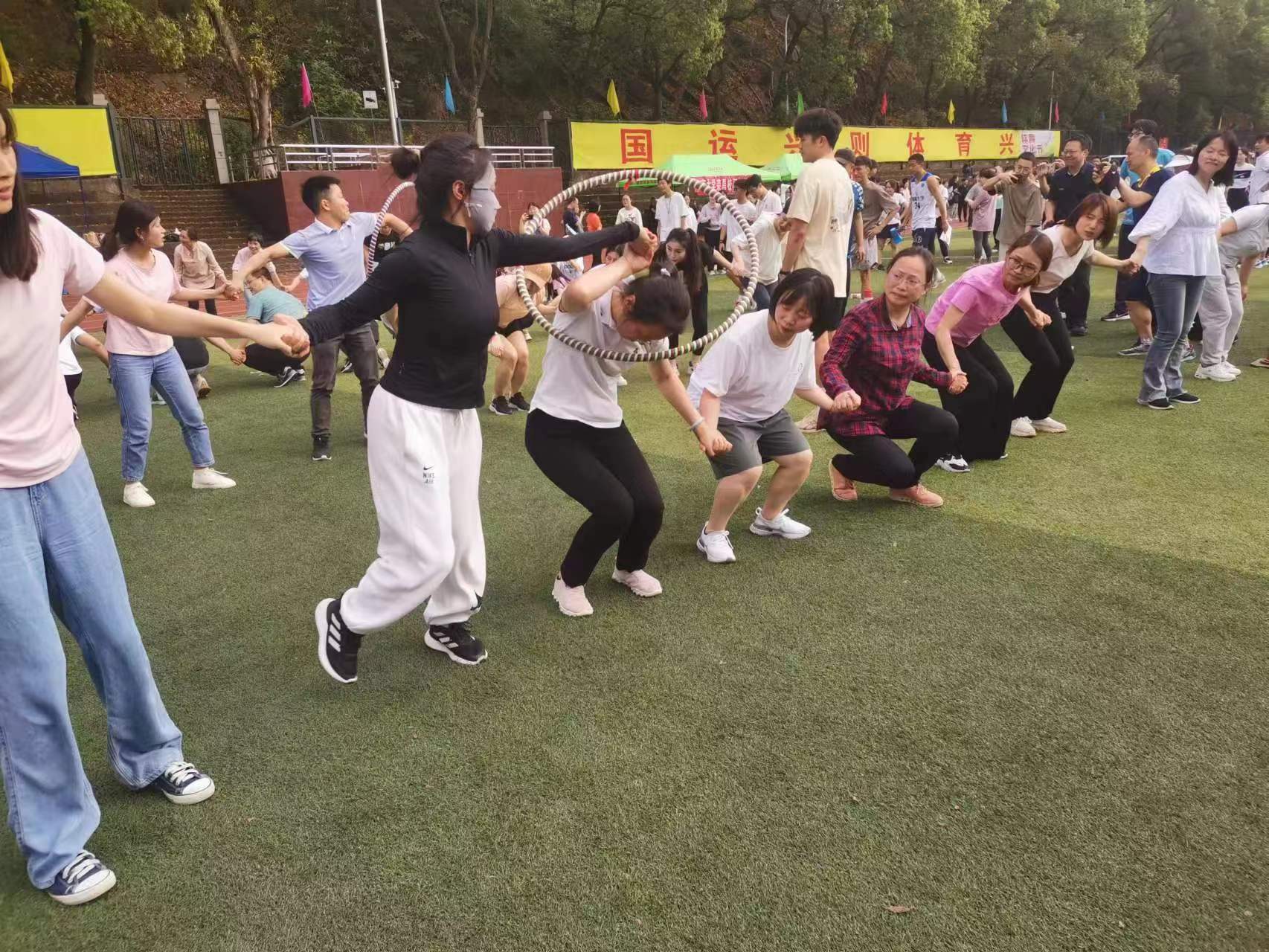 智传呼拉圈.jpg 必赢776net